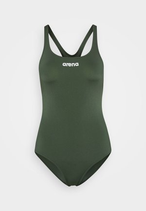 Maillot de baño verde de una sola pieza con un diseño deportivo, que presenta un escote trasero, tirantes gruesos y un logo blanco en el pecho. Textura suave.