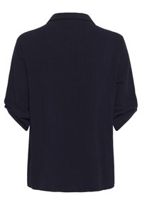 Marineblaues Kurzarmhemd mit Kragen, leicht texturiertem Stoff, lockerer Passform und hochgerollten Ärmeln, das ein einfaches, zurückhaltendes Design zeigt.