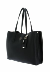 Borsa a tote in ecopelle nera con due manici, dettagli in metallo argentato, logo e un tag staccabile a forma triangolare.