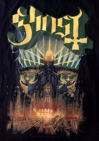 Sort T-shirt med et detaljeret illustration af en gotisk katedral med et kranietema. Teksten "Ghost" i grøn og gul over designet.