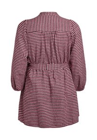 Czerwona i biała sukienka w kratę, zapięta na guziki przy kołnierzyku, z elastycznym pasem, długimi bufiastymi rękawami i marszczeniami z tyłu dla luźnego dopasowania.