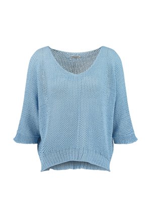 Jasnoniebieski, luźno dziany sweter z rękawami do łokcia, dekoltem w serek i ściągaczem, pokazany na białym tle.