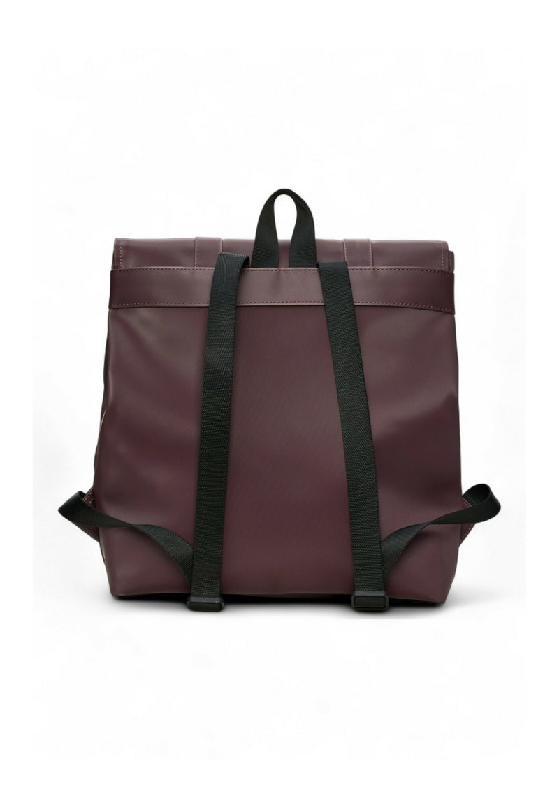 Zaino impermeabile color bordeaux con cinghie nere, forma rettangolare, parte superiore piatta e design senza cuciture. Aspetto minimalista senza hardware visibile.