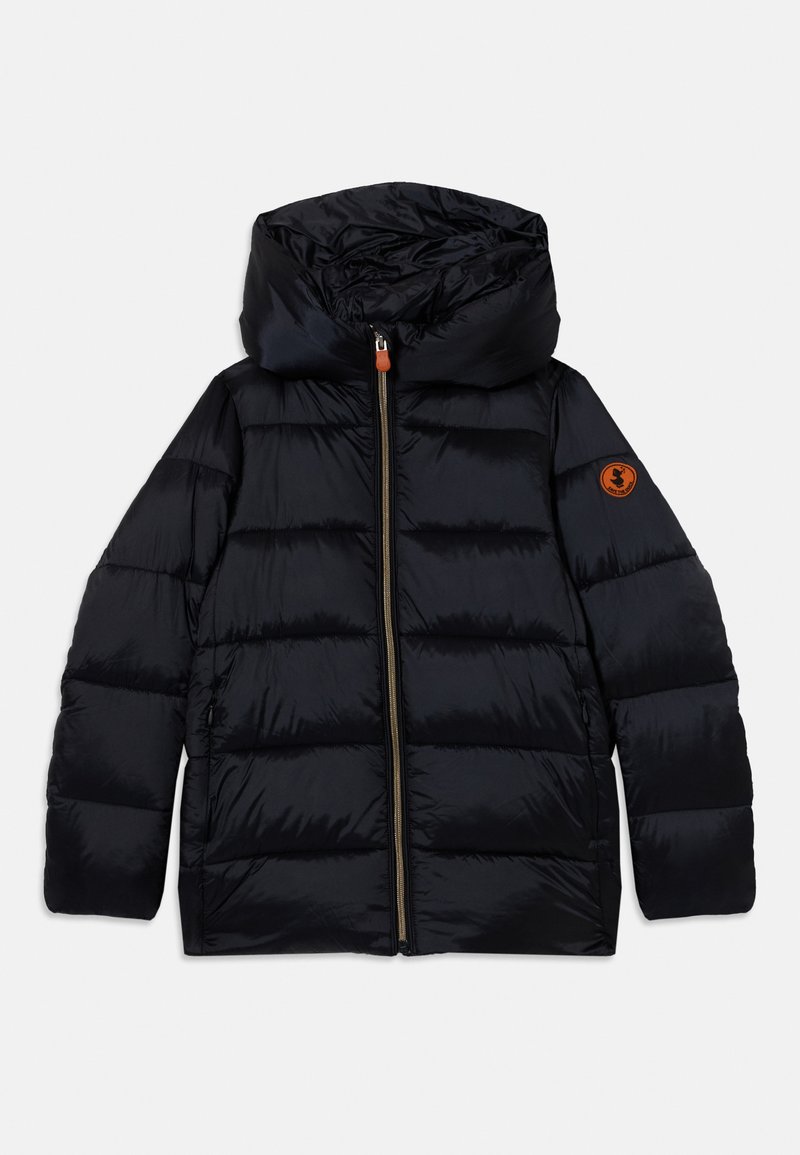 Giacca a vento nera trapuntata con cappuccio, zip frontale, tasche laterali con zip e una toppa rotonda marrone sulla parte superiore sinistra della manica.