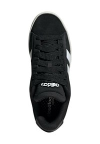 Czarne sneakersy Adidas z białymi paskami, czarnymi sznurówkami i wyściełanym kołnierzem, widziane z góry na białym tle.