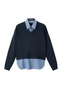 Marineblå V-hals sweater lagdelt over en blå og hvid stribet button-up skjorte med lange ærmer og krave.