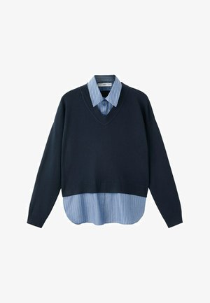 Tmavomodrý sveter s výstrihom do V, vrstvený cez modro-bielu pruhovanú košeľu s dlhými rukávmi a golierom.