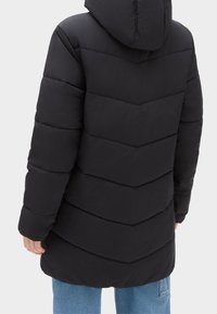 Czarna kurtka puchowa z poziomym przeszyciem w kształcie jodełki, z przymocowanym kapturem i długimi rękawami, o gładkiej, matowej fakturze.