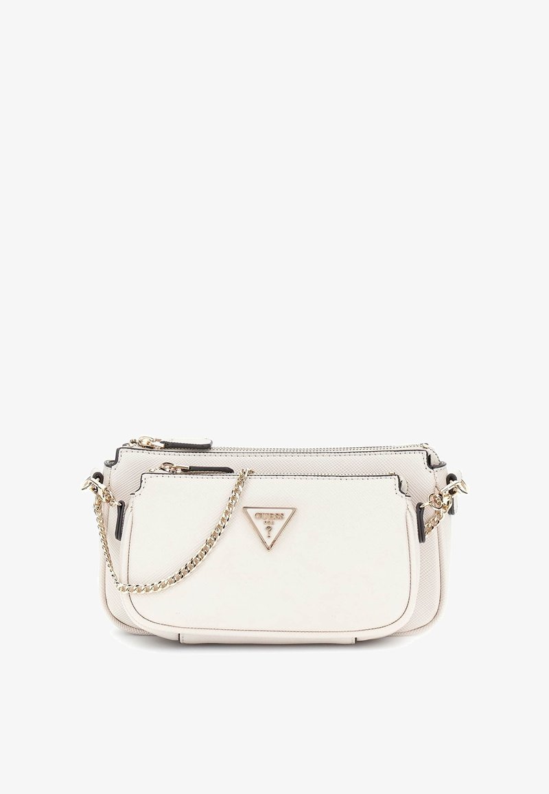 Borsa a tracolla in ecopelle bianca con catena dorata, doppi scomparti con zip, logo triangolare e rifiniture nere.