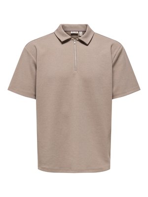 Polo beige de manga corta con cremallera frontal y cuello clásico, confeccionado en tela texturizada.