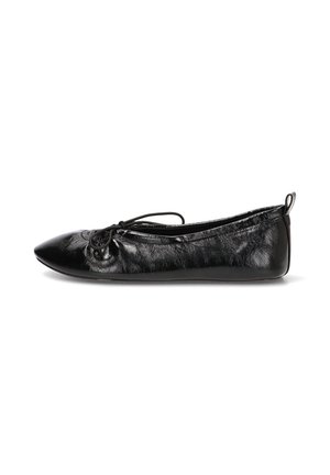 Zapatilla de ballet plana negra y brillante con punta afilada, lazo en la parte superior y lengüeta en el talón, vista lateral sobre fondo blanco.