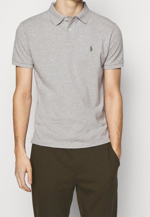 Grau gepolsterte Baumwollpoloshirt mit einem klassischen Kragen, kurzen Ärmeln, geradem Saum und einem grünen gestickten Logo auf der Brust.