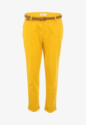 Ge gele katoenen broek in slim fit, met opgerolde manchetten en een gevlochten bruin leren riem. Heeft een strakke lijn en minimale details.