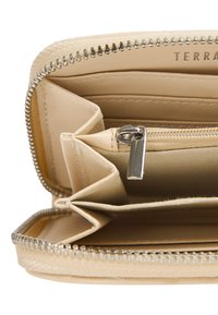 Portafoglio beige con chiusura a zip, dotato di più scomparti per carte e un comparto con cerniera. Texture liscia con dettagli in metallo argentato.