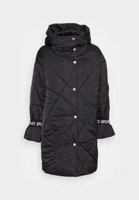 Cappotto imbottito nero con un motivo a diamante trapuntato, colletto alto, bottoni a pressione e un dettaglio con marchio sui polsini.