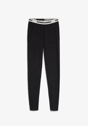 Zwarte leggings van zacht materiaal met een witte elastische tailleband waarop "ARMEDANGELS" in zwart is gedrukt.