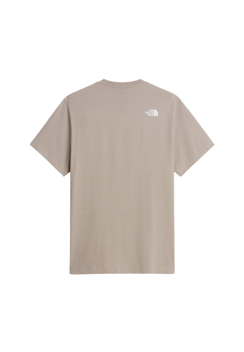 Camiseta beige de manga corta con pequeño logo blanco de The North Face impreso en la parte superior derecha de la espalda.