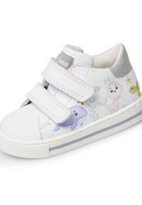 Sneaker bianco in pelle con due cinturini in velcro, caratterizzato da illustrazioni di animali (foca, balena, tartaruga) e accenti colorati su una superficie liscia.