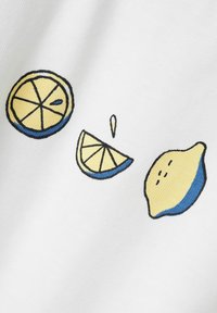 Bomuldsstof med citrongrafik: to tværsnit af citroner, en skive og en hel citron, alle i gule og blå konturer på hvid baggrund.