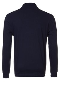 Laivastonsininen pitkähiha polo-paita, valmistettu puuvillasta. Siinä on klassinen kaulus ja tasainen pinta ilman näkyviä kuvioita tai koristeita.