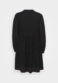 Robe noire à manches longues en dentelle texturée, taille froncée et longueur aux genoux, vue de dos sur fond blanc.