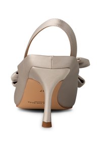 Scarpa con tacco alto in satin beige con cintura posteriore, punta affusolata e dettaglio a fiocco. Tacco a stiletto sottile con texture liscia e minimalismo nei dettagli.