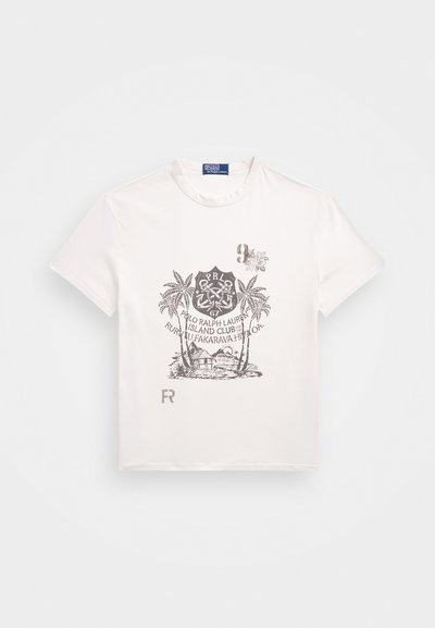 Balta kokvilnas t-kreklu ar grafisku druku, uz kuras attēloti palmu koki un vairoga dizains. Akcenti ietver "PRL" un "FR" pretējās krāsās.