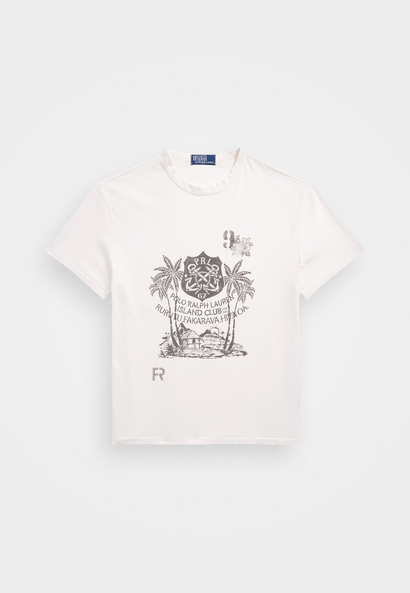 Balta kokvilnas t-kreklu ar grafisku druku, uz kuras attēloti palmu koki un vairoga dizains. Akcenti ietver "PRL" un "FR" pretējās krāsās.