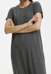 Szary, krótki sukienka t-shirt w luźnym kroju. Miękka tkanina, okrągły dekolt, z podwiniętymi rękawami i prostym dołem.