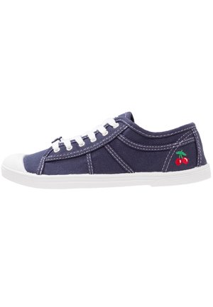 Sneaker in tela blu navy con punta e suola in gomma bianca. Presenta lacci bianchi e ricamo di ciliegia rossa sul lato.