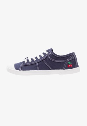 Sneaker in tela blu navy con punta e suola in gomma bianca. Presenta lacci bianchi e ricamo di ciliegia rossa sul lato.