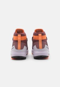 Buty sportowe typu high-top w kolorze bordowym i pomarańczowym, z szarymi akcentami, teksturowanym materiałem oraz czarną gumową podeszwą zapewniającą przyczepność.