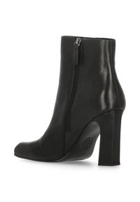 Stivaletto alla caviglia in pelle nera con texture liscia, tacco largo alto, cerniera laterale e punta appuntita.
