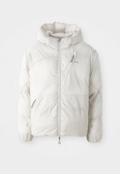 Bijela puffer jakna s kapuljačom, koja ima prednji zip, dva bočna džepa s patentnim zatvaračem i elastične manžete za usko pristajanje.