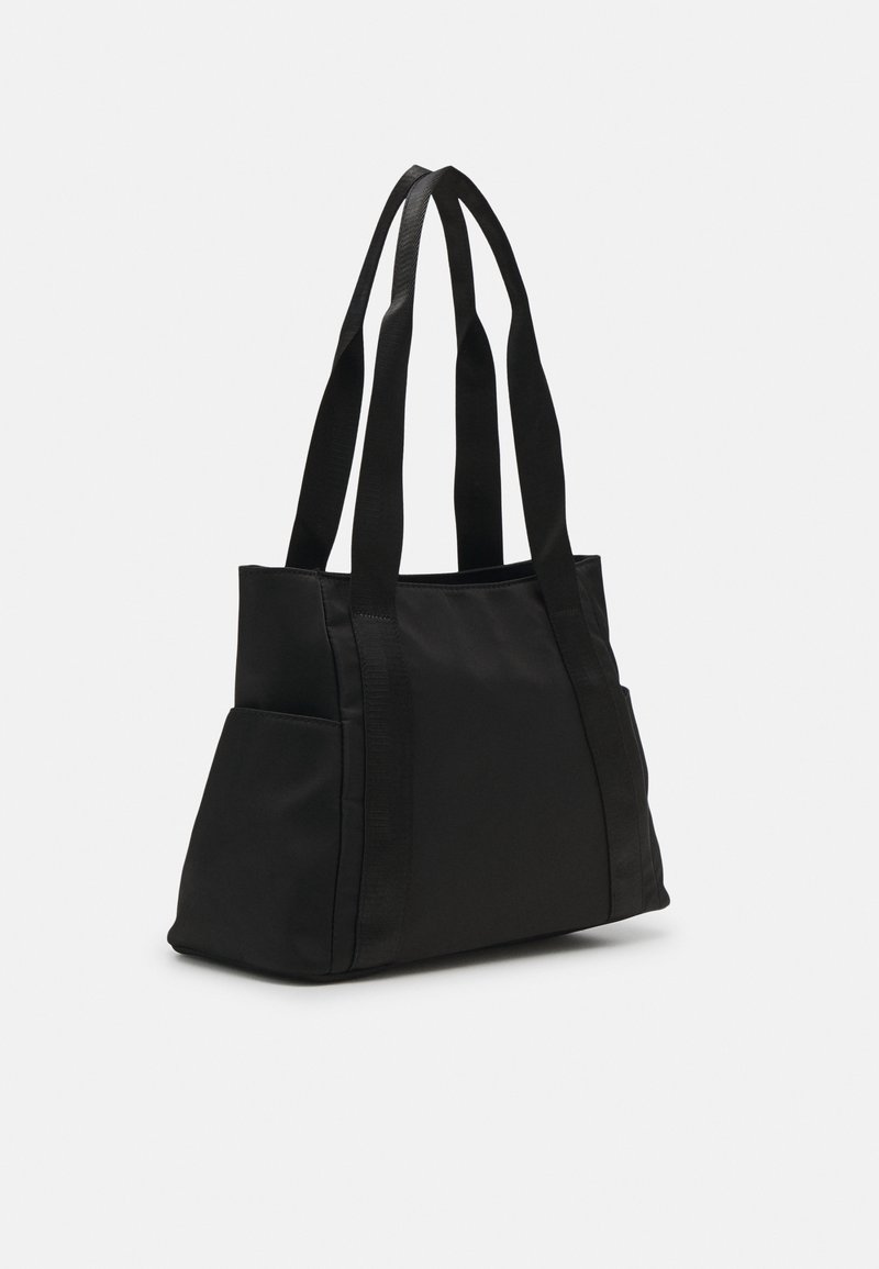 Sac fourre-tout noir en tissu durable, avec des poignées allongées, une forme structurée et des poches latérales pour un rangement supplémentaire.
