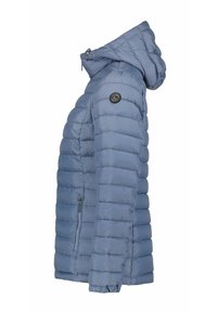 Veste matelassée bleu clair avec capuche, poche zippée sur le côté, poignets élastiques et écusson rond noir sur le bras.