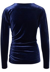 Top lungo a maniche con scollo a barca in velluto blu navy, con dettagli arricciati in vita, texture liscia e una leggera lucentezza.