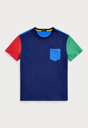 Granatowy T-shirt z krótkim rękawem z czerwonym lewym rękawem, zielonym prawym rękawem, niebieską kieszenią i małym czerwonym logo na kieszeni.