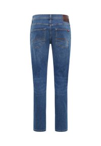 Granatowe dżinsy o prostym kroju, z dwiema tylnymi kieszeniami i brązową skórzaną naszywką w talii. Brak widocznych przetarć lub ozdób.