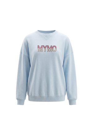 Lyseblå langærmet sweatshirt med ribstrikkede manchetter og kant, med teksten "MYMO" i lyserødt og hvidt ternet mønster på brystet.