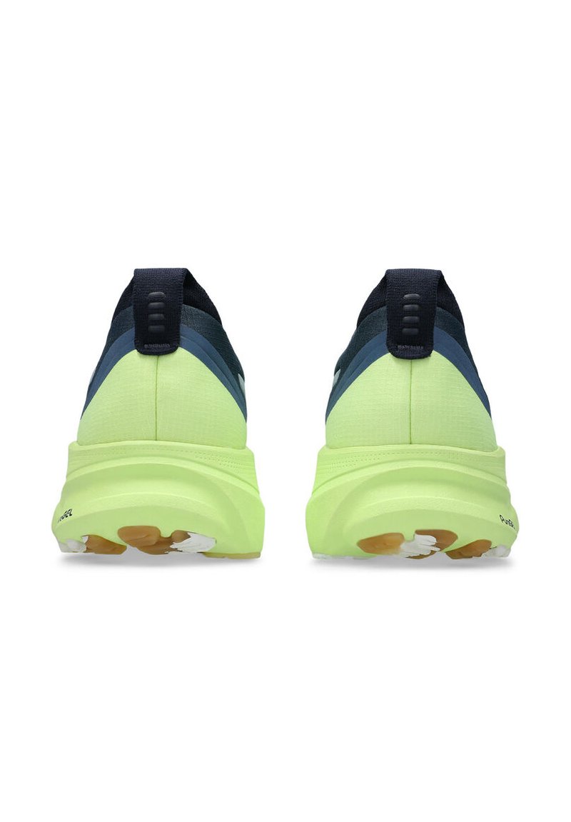 Neon groene sportschoenen met een textiel bovenwerk, donkere blauwe accenten en een dikke zool met een gegrofde loop voor grip.