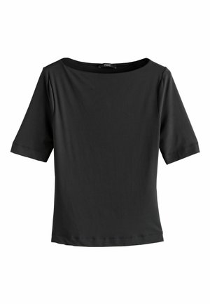 Camiseta negra de manga corta con escote barco, hecha de una tela suave. Presenta un corte relajado y una textura lisa, sin patrones ni adornos.