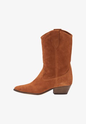 Stivale da cowboy in suede marrone, altezza metà polpaccio, con punta affusolata, cinturino per il pollice e tacco in legno basso e impilato, mostrato di lato su sfondo bianco.