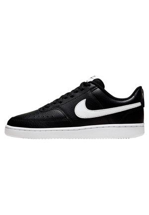 Zapatillas de cuero negro con acabado texturizado, que cuentan con un swoosh blanco, suelas blancas y cordones negros. Punta redondeada y collar acolchado.