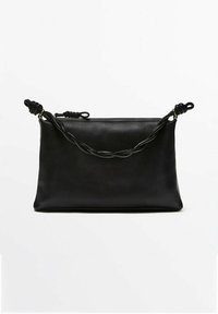 Sac à main rectangulaire en cuir noir avec une sangle torsadée et des extrémités nouées, sur un fond blanc uni.
