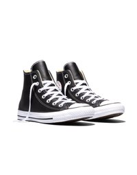 Paar schwarze High-Top-Sneaker mit weißen Schnürsenkeln und Gummisohlen, nebeneinander auf einem weißen Hintergrund platziert.