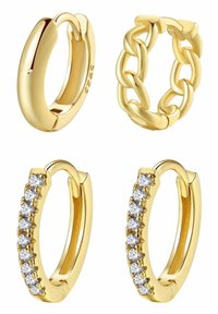 Cuatro pares de pendientes de aro de oro: pulidos y lisos, estilo cadena gruesa, y delgados con pequeñas gemas transparentes a lo largo de un lado.