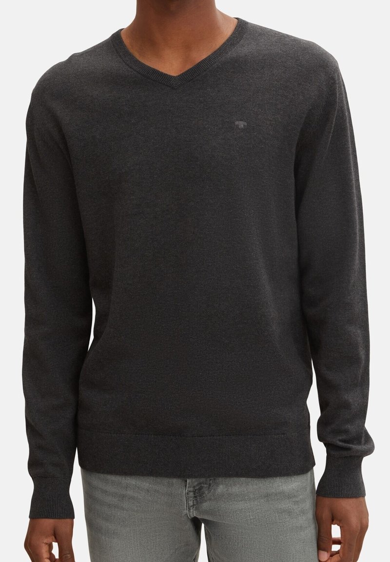 Dunkelgrauer V-Ausschnitt-Pullover aus weicher, strukturierter Stoffqualität. Verfügt über gerippte Bündchen und Saum sowie ein kleines Logo auf der Brust.