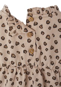 Beiges Kleid mit herzförmigem Leopardenmuster, Rüschensaum und zwei braunen Knöpfen am Hals. Weicher Stoff mit gerafftem Taillenbund.