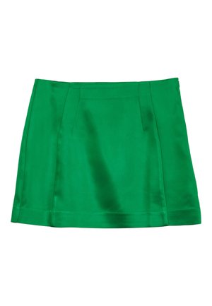 Mini gonna in satin verde con una consistenza liscia, caratterizzata da pieghe frontali e un orlo dritto. Nessuna chiusura o decorazione visibile.